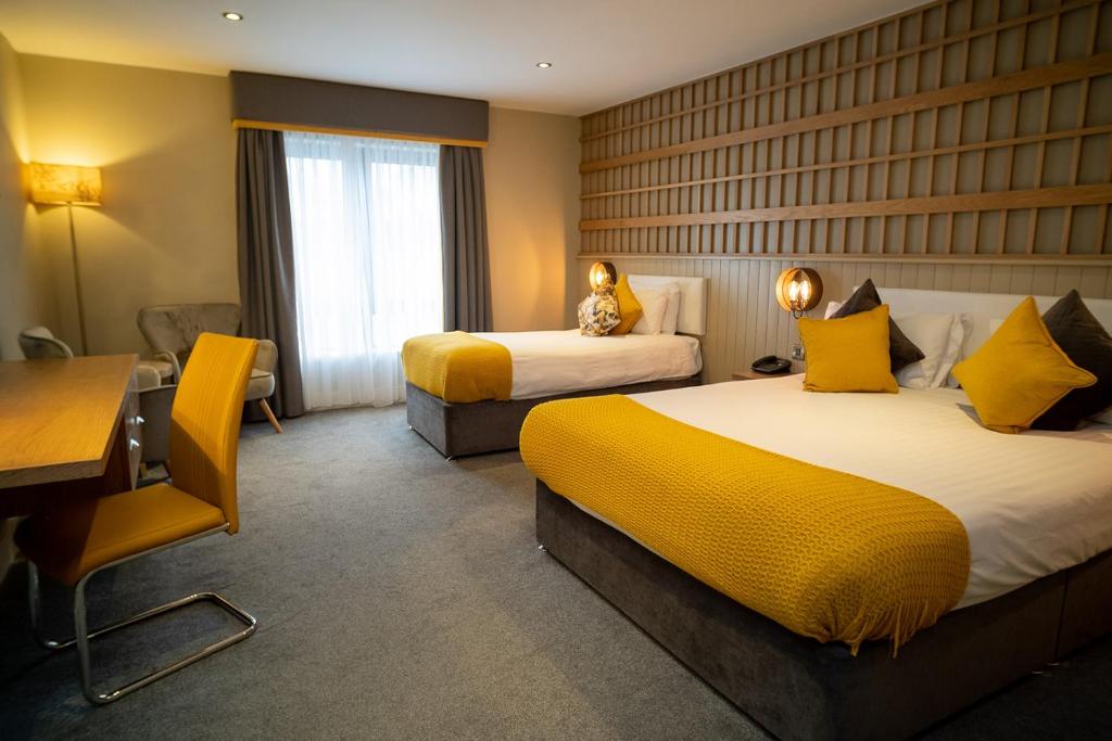Postel nebo postele na pokoji v ubytování Hotel Doolin