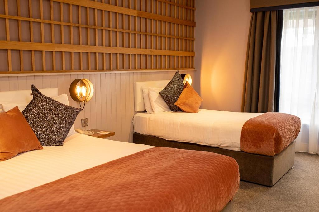 Postel nebo postele na pokoji v ubytování Hotel Doolin