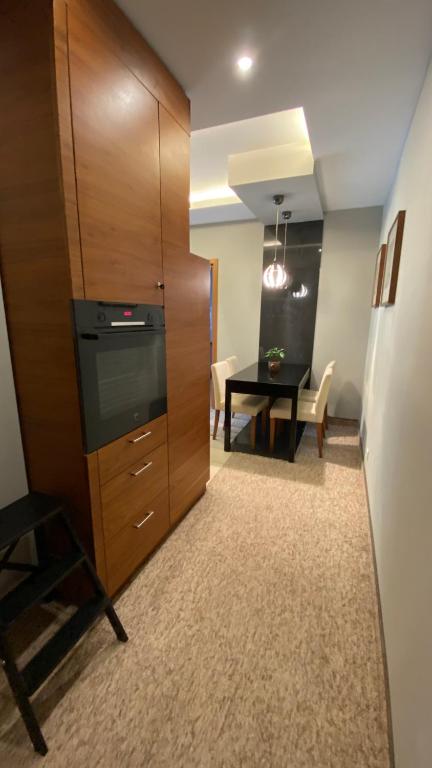 Televízia a/alebo spoločenská miestnosť v ubytovaní Apartament nad jeziorem Drwęckim z dużym tarasem