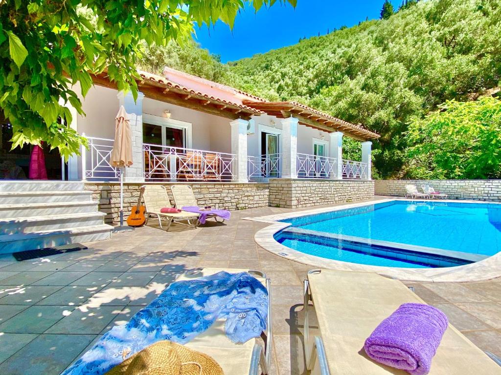 בריכת השחייה שנמצאת ב-Villa Fantasia with private pool by DadoVillas או באזור