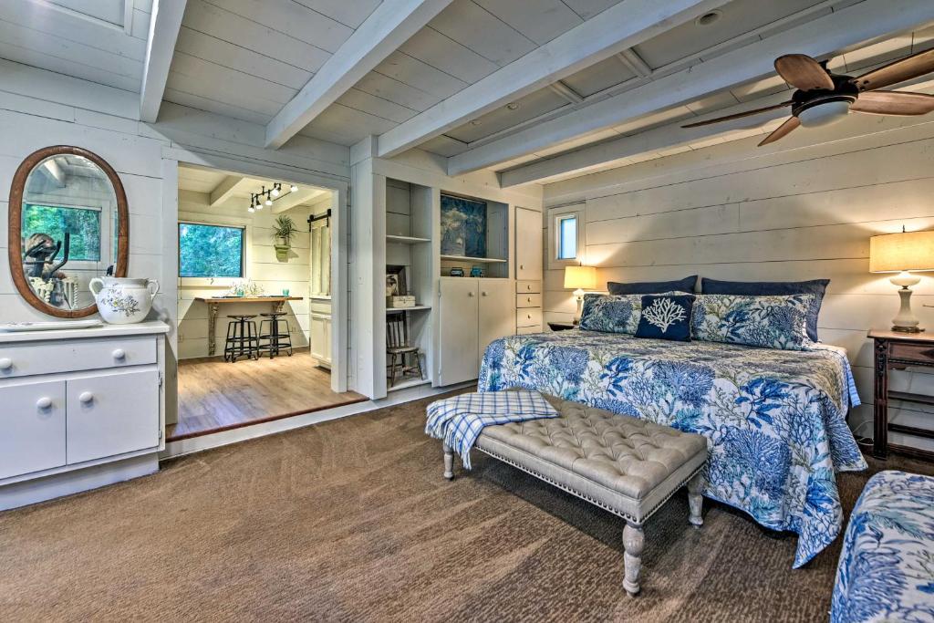 費南迪納比奇的住宿－Cozy Nantucket Cottage on Saint Marys River!，一间卧室配有一张床和吊扇