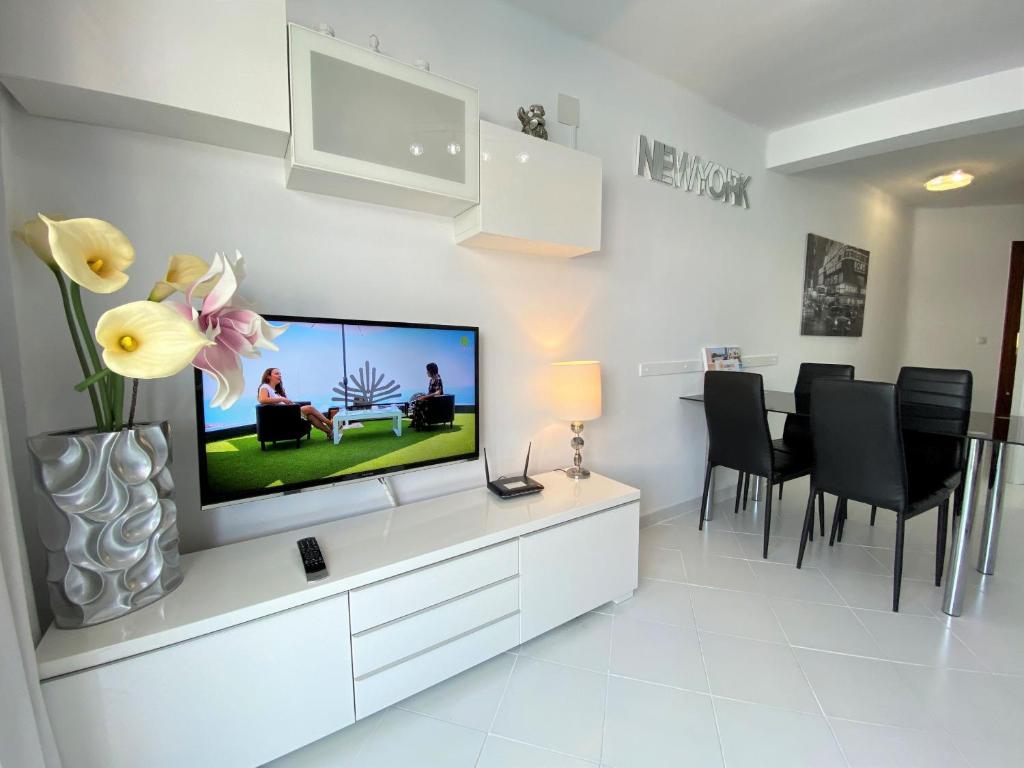 TV a/nebo společenská místnost v ubytování Apartamento Centro Top Floor Casasol