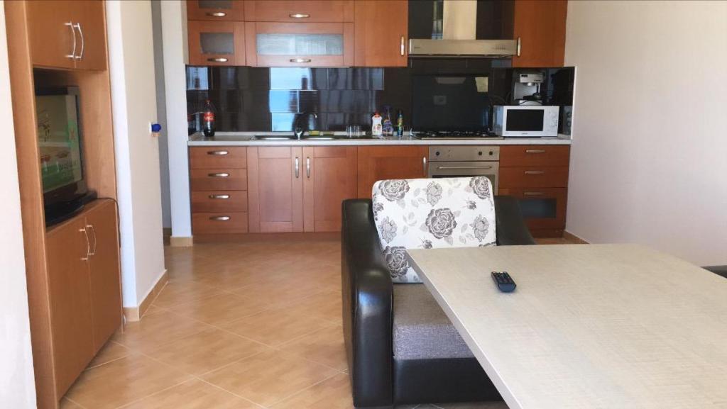 een keuken met een tafel en een stoel in een kamer bij Relax Rental in Vlorë