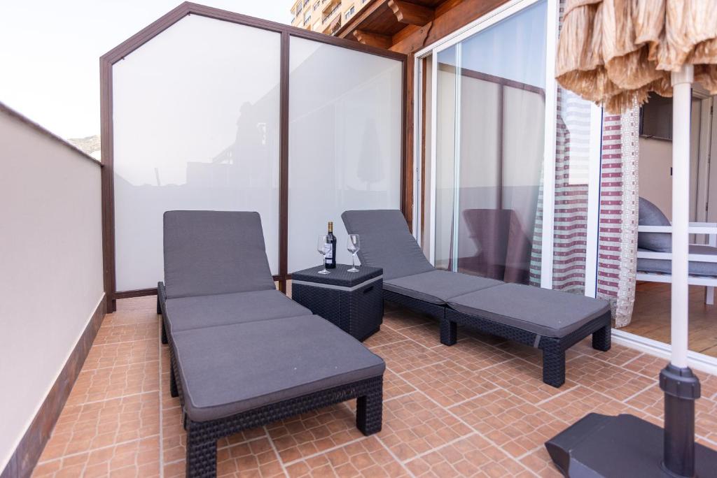 Zdjęcie z galerii obiektu Duplex de lujo en la playa , jacuzzy, piscina, chimenea y padel w mieście Benalmádena