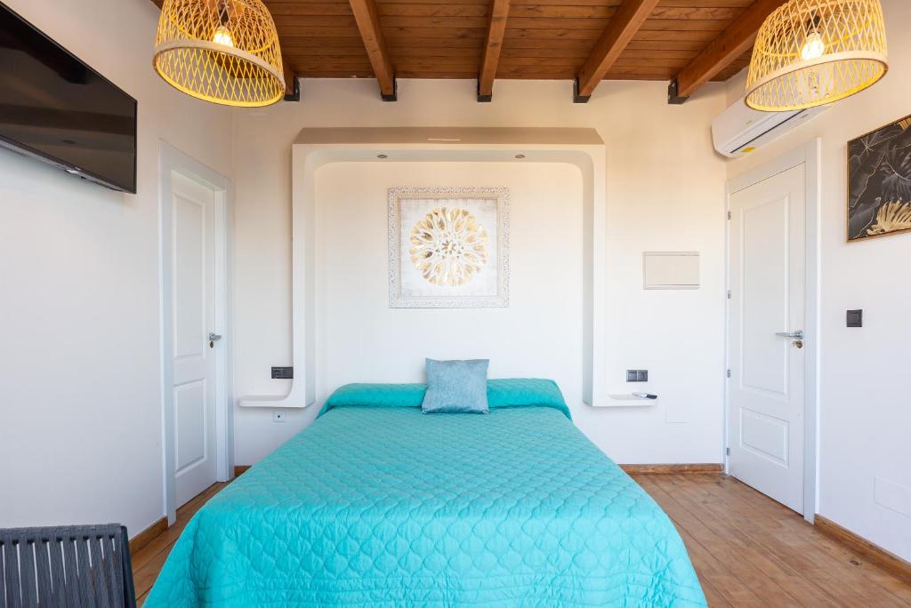 Łóżko lub łóżka w pokoju w obiekcie Duplex de lujo en la playa , jacuzzy, piscina, chimenea y padel