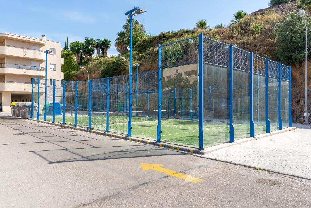 Tenis lub squash w obiekcie Duplex de lujo en la playa , jacuzzy, piscina, chimenea y padel lub w pobliżu