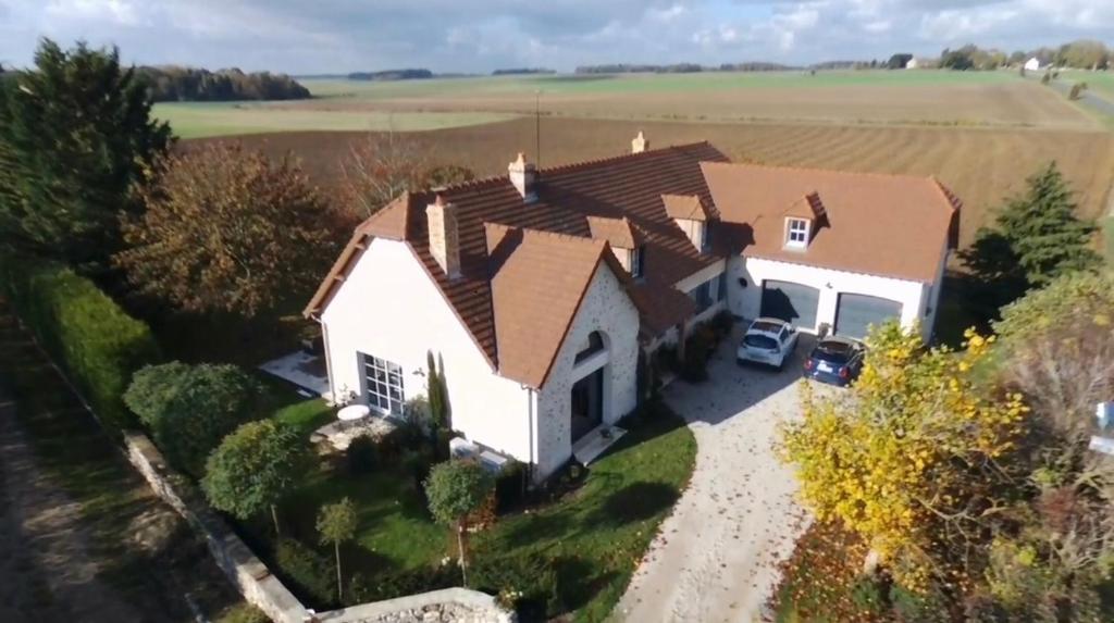 uma vista aérea de uma casa branca com um telhado em Chambres d’Hôtes Les Rougemonts em Champguyon