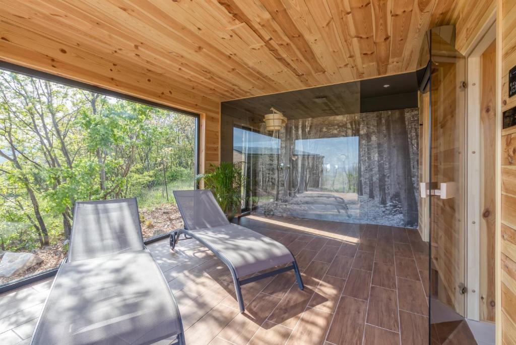 Posezení v ubytování Szarvashegy Panoráma Apartman
