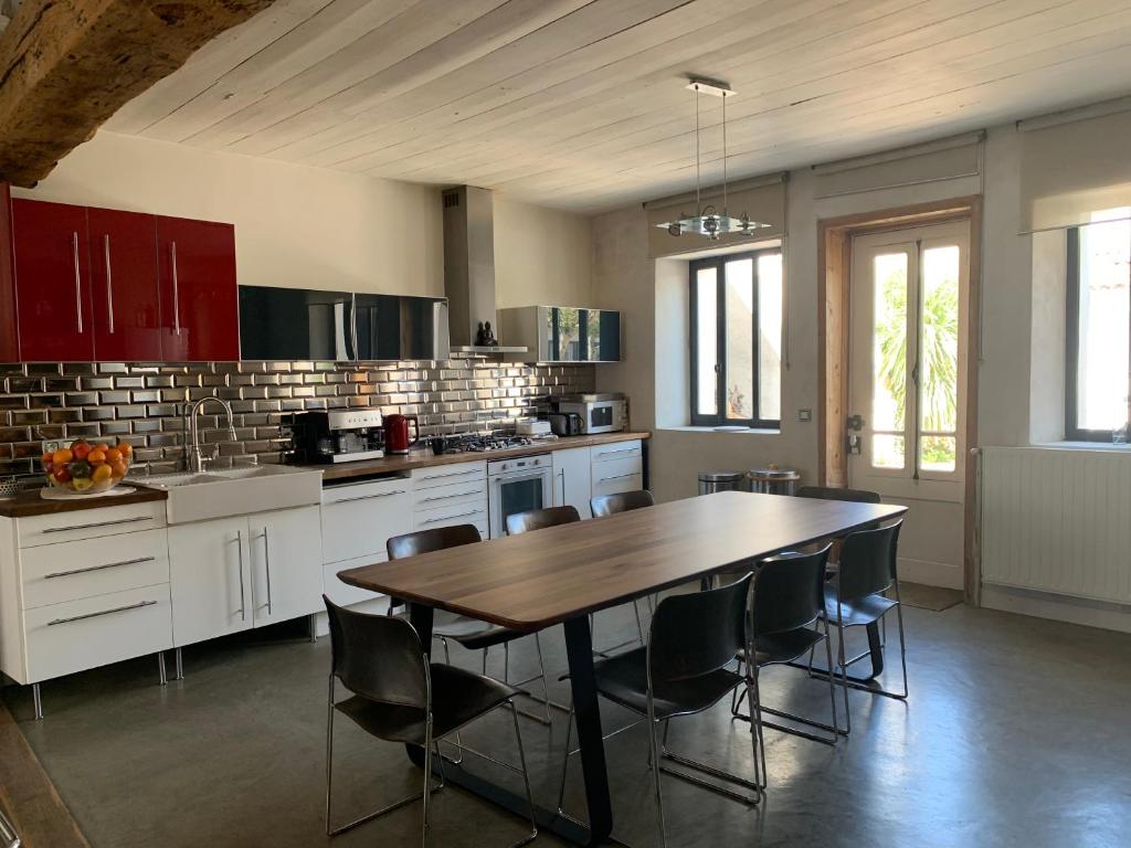 Kuchyň nebo kuchyňský kout v ubytování Maison Face au Soleil