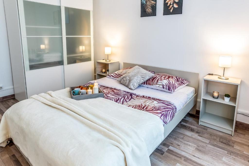 ein Schlafzimmer mit einem Bett mit einer Obstschale darauf in der Unterkunft Cosy 2 pièces aux Portes de Paris in Clichy