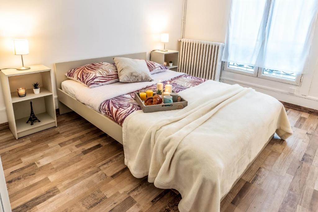 ein Schlafzimmer mit einem Bett und einem Tablett mit Obst darauf in der Unterkunft Cosy 2 pièces aux Portes de Paris in Clichy