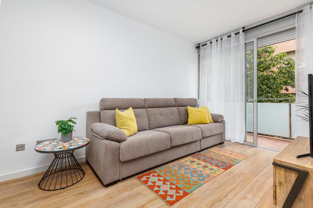 sala de estar con sofá y mesa en Simply Stunning - Hidden Gem, Heart Of Poble Sec en Barcelona