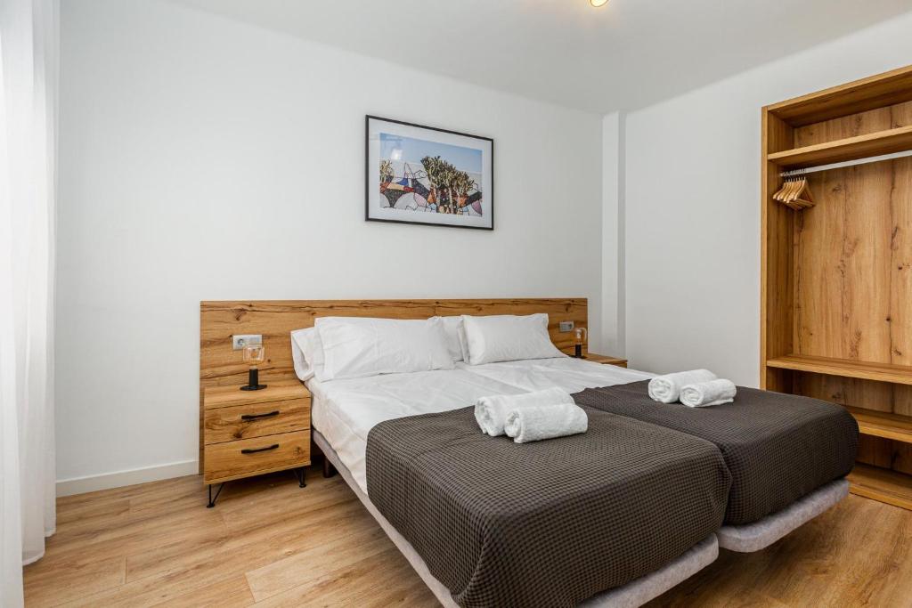 A bed or beds in a room at Simply Stunning - Hidden Gem, Heart Of Poble Sec