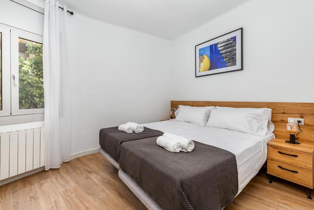 A bed or beds in a room at Simply Stunning - Hidden Gem, Heart Of Poble Sec