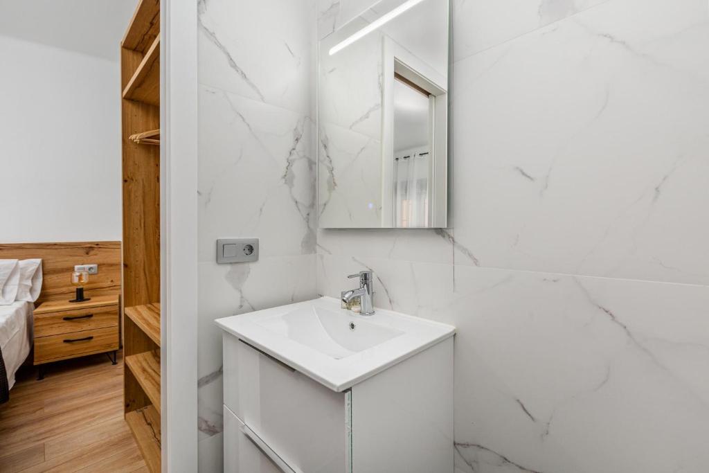 A bathroom at Simply Stunning - Hidden Gem, Heart Of Poble Sec