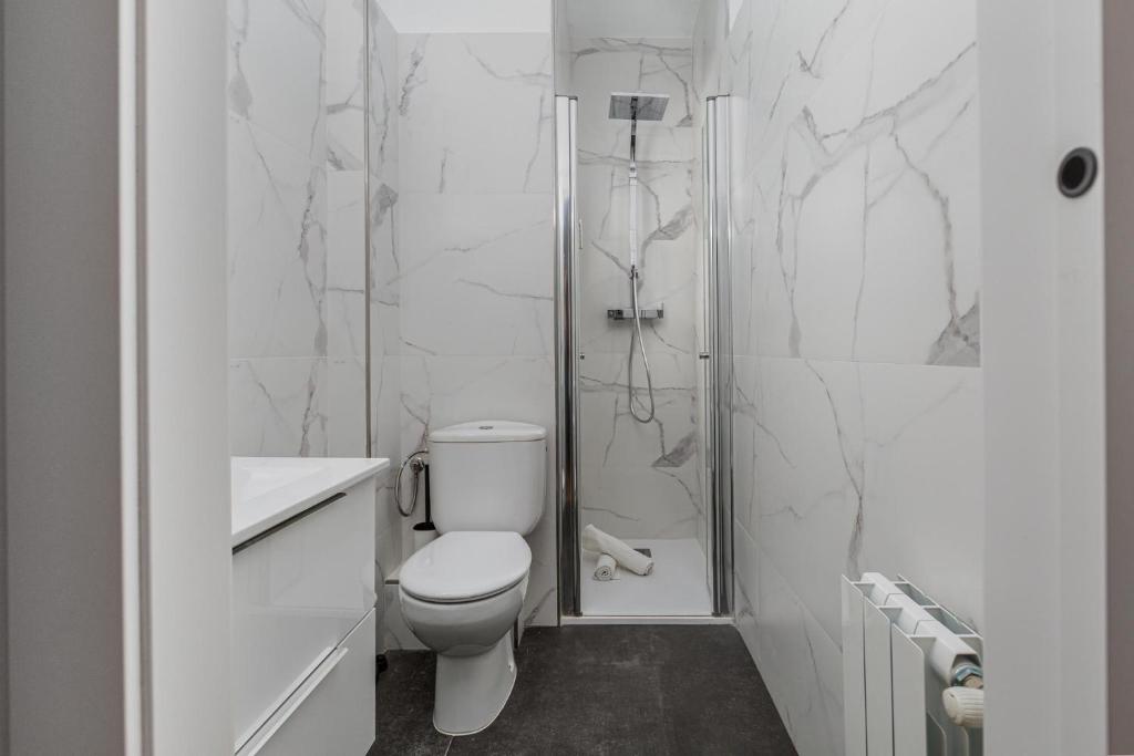 A bathroom at Simply Stunning - Hidden Gem, Heart Of Poble Sec