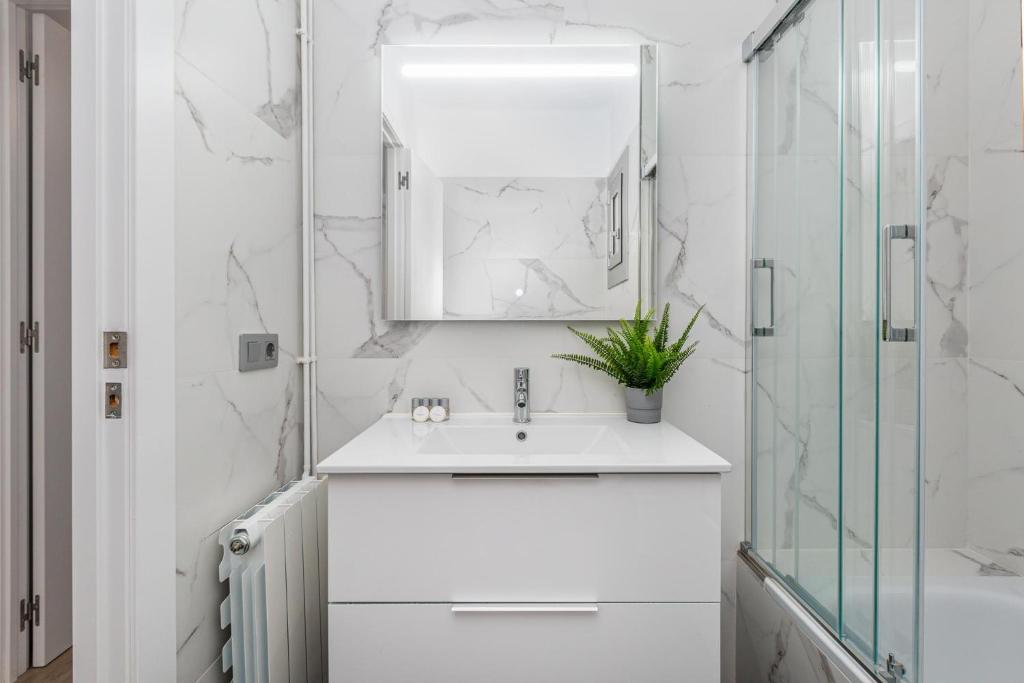 A bathroom at Simply Stunning - Hidden Gem, Heart Of Poble Sec