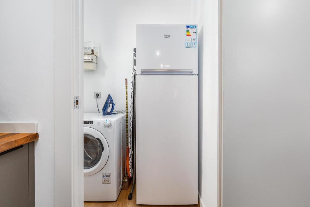 A kitchen or kitchenette at Simply Stunning - Hidden Gem, Heart Of Poble Sec