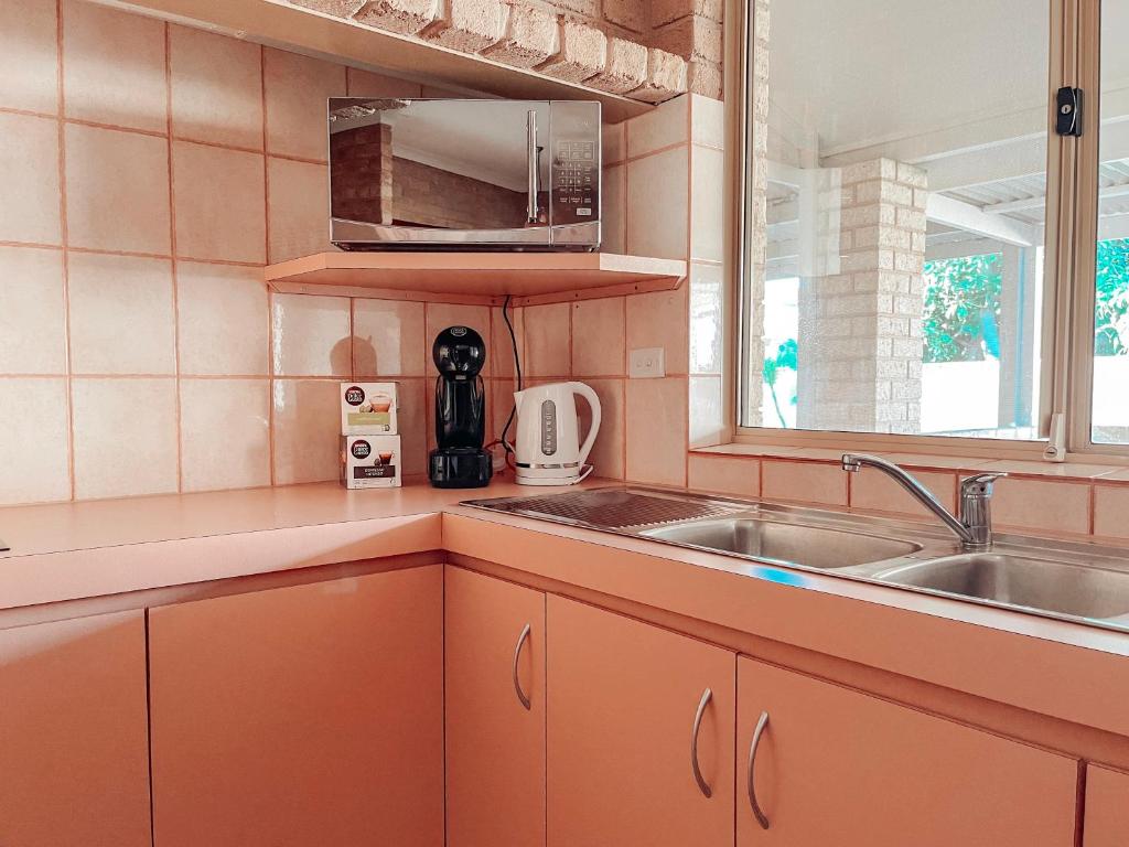 Kuchyň nebo kuchyňský kout v ubytování Carnarvon 3BR & 2BA Holiday House
