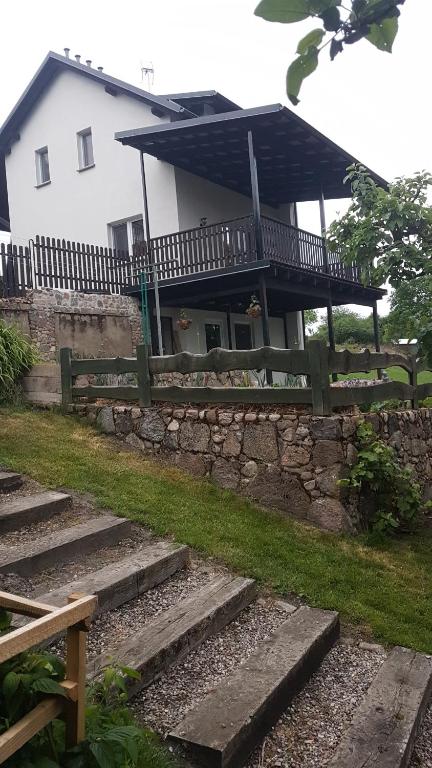 Vonkajšia záhrada v ubytovaní Dom na skarpie - domek z kominkiem