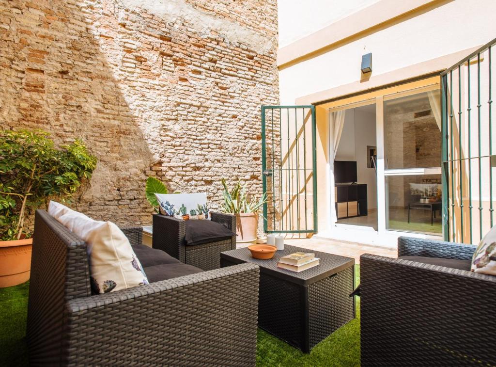 Downtown Apartment with Garden and Parking, Sevilla ...