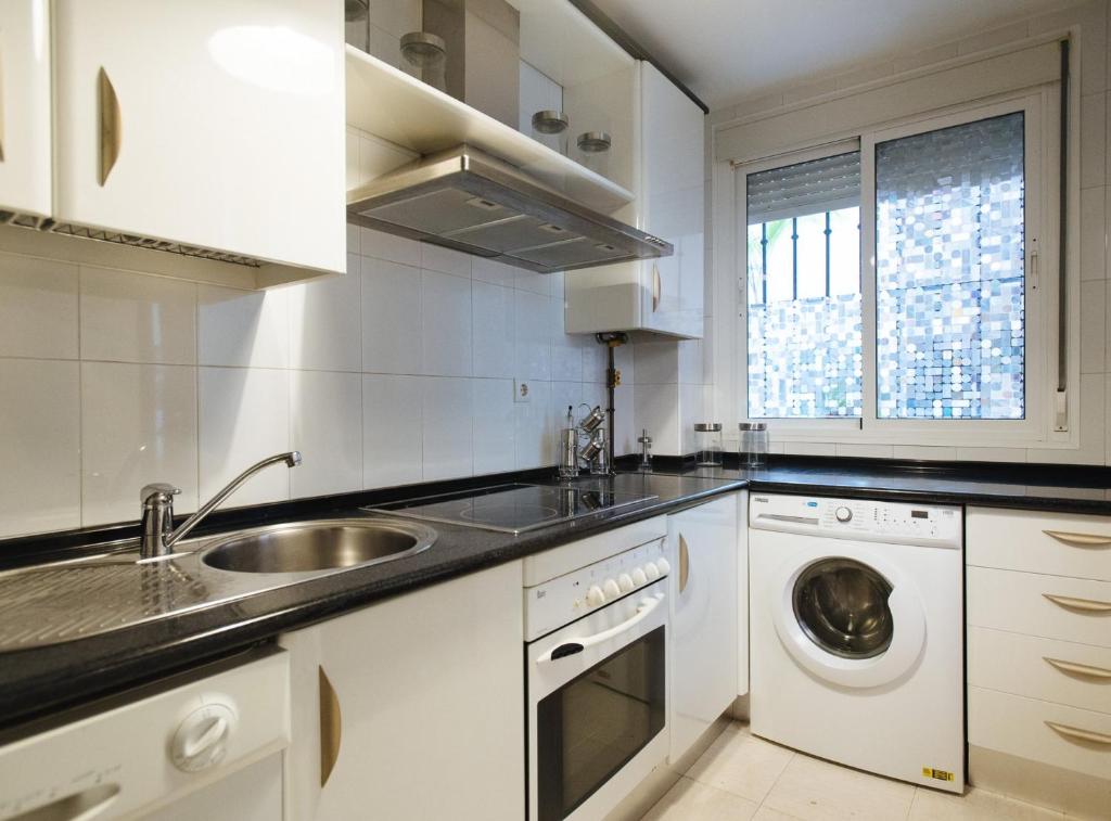 Kuchyňa alebo kuchynka v ubytovaní Sol Suite Apartment with Garden