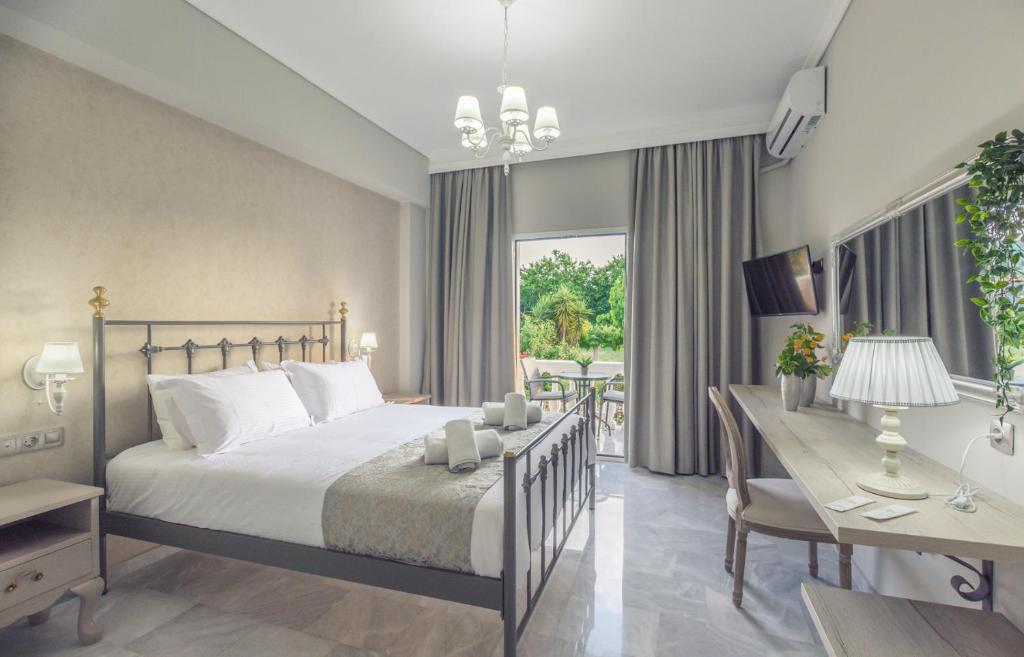 Postel nebo postele na pokoji v ubytování Erofili Hotel
