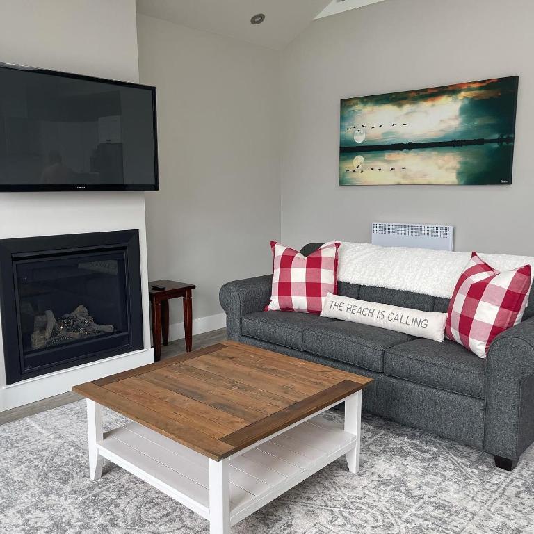 Posezení v ubytování Port Renfrew Oceanfront Retreat