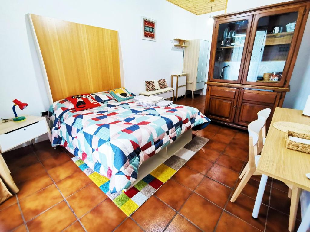 Un dormitorio con una cama y una mesa y sillas. en GranChalet sul Cimone 103, en Montecreto