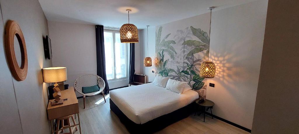 - une chambre avec un lit et une plante sur le mur dans l'établissement Helussi Hôtel, à Paris
