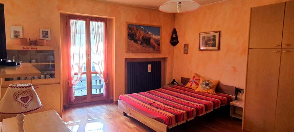 um quarto com uma cama no canto de um quarto em Maison des skieurs #Bluchalet em Sestriere