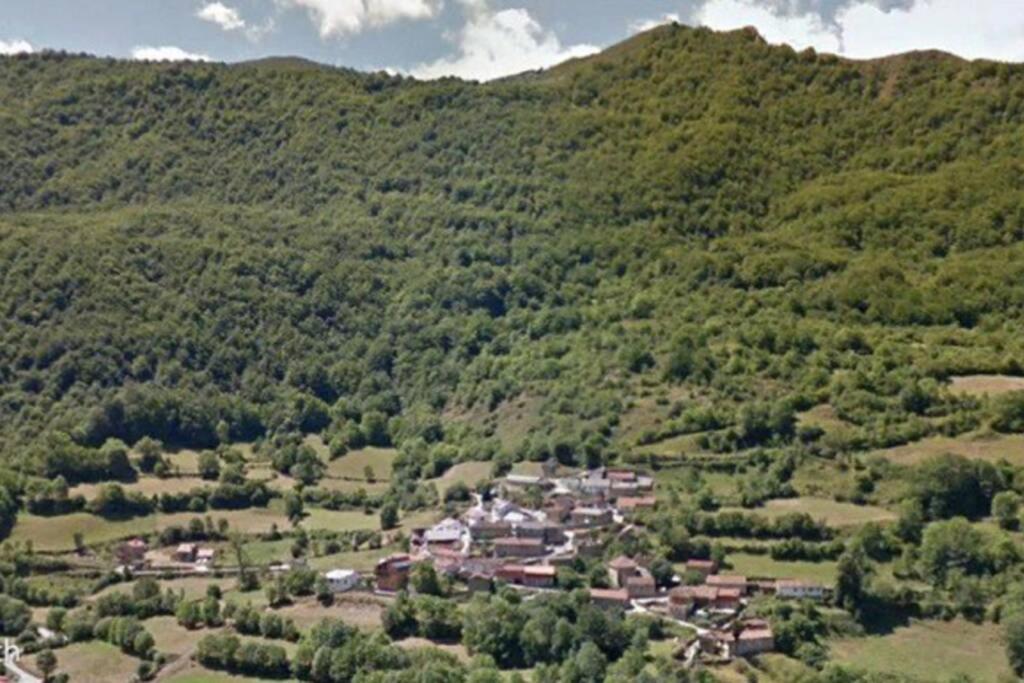 uma pequena cidade no meio de uma montanha em La Osera del Coto em El Coto