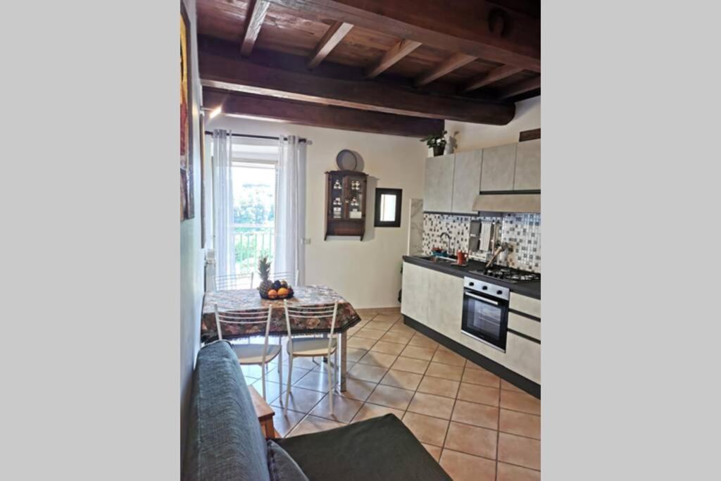 eine Küche und ein Esszimmer mit einem Tisch im Zimmer in der Unterkunft Casa Galleria dell'Oca in Sutri