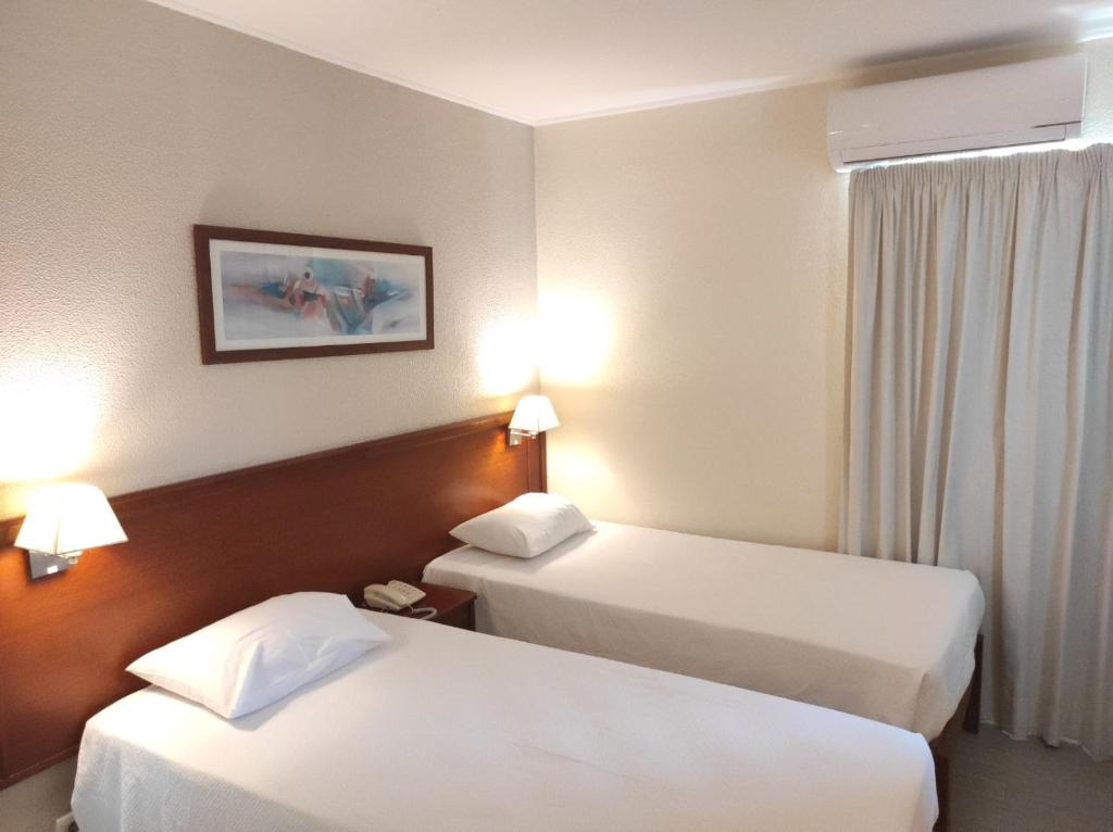 En eller flere senger på et rom på Hotel Sao Mamede Estoril