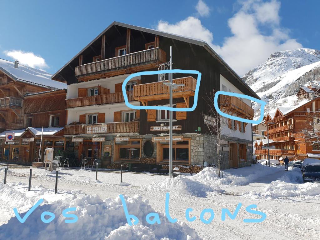 ein großes Gebäude mit Schnee auf dem Boden davor in der Unterkunft Cellier n3 in Les Deux Alpes