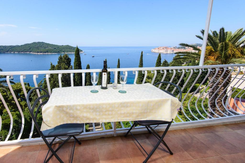 2-Bed Apt Sleeps 4 with Sea View 5 min to Beach