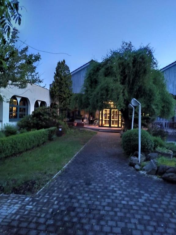 Nespecifikovaný výhled na hory nebo výhled na hory při pohledu z motelu