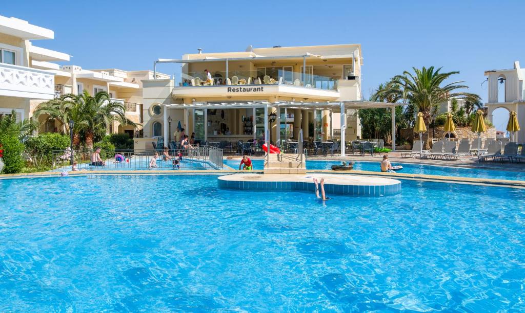 uma grande piscina em frente a um hotel em Kastalia Village ,Saint Nikolas resort em Kolymvari