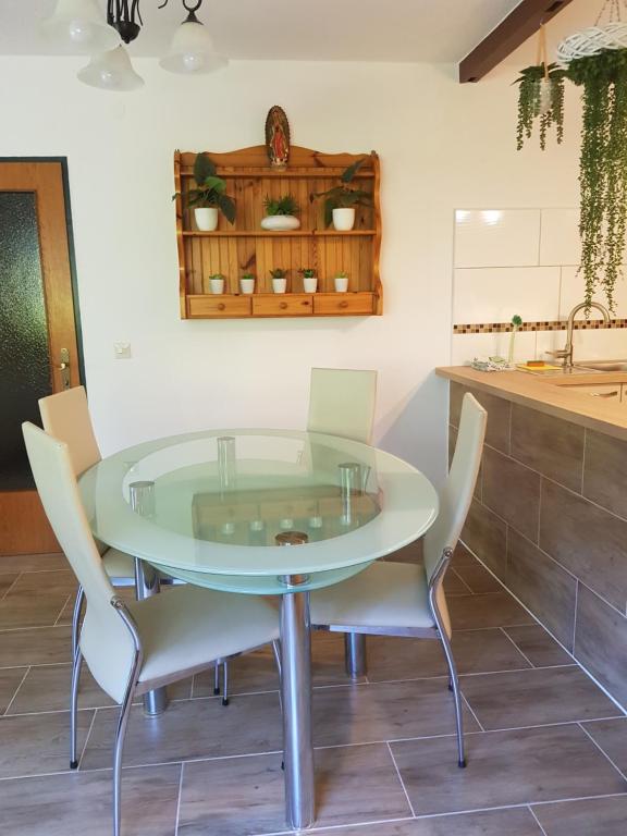 Fotografie z fotogalerie ubytování Ferienwohnung Greilitz beim Forstsee v destinaci Techelsberg am Worthersee