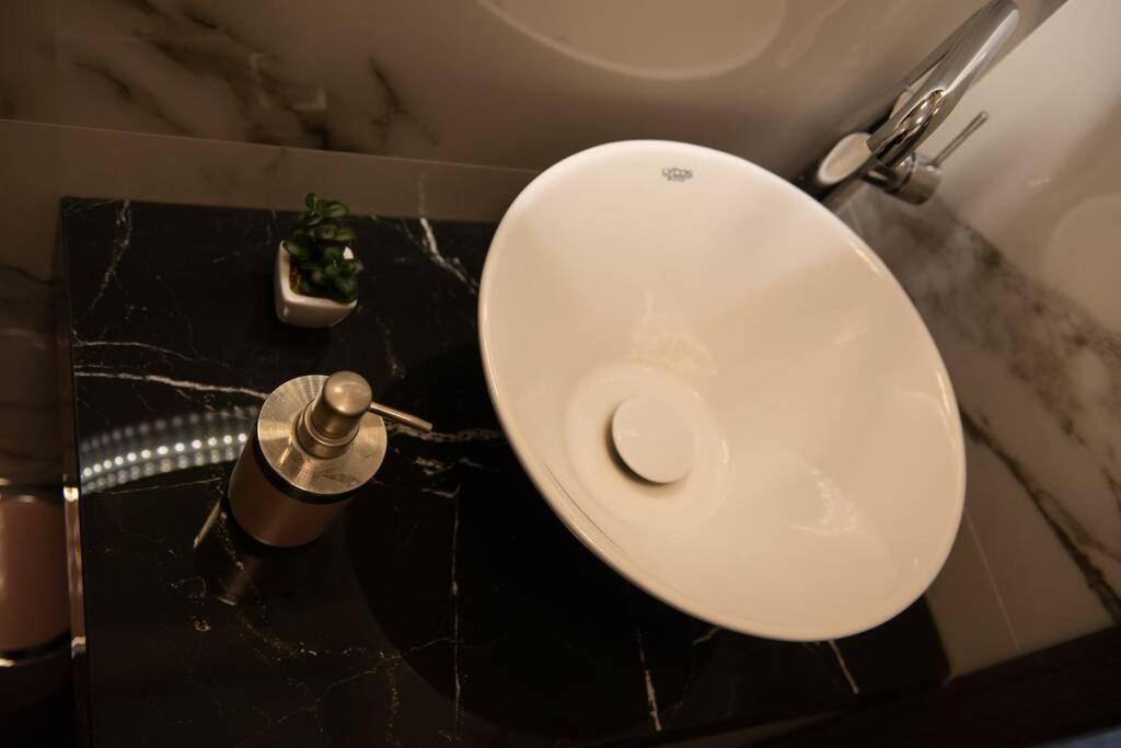 Ένα μπάνιο στο Apartman Leda