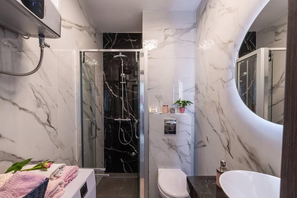 Ένα μπάνιο στο Apartman Leda