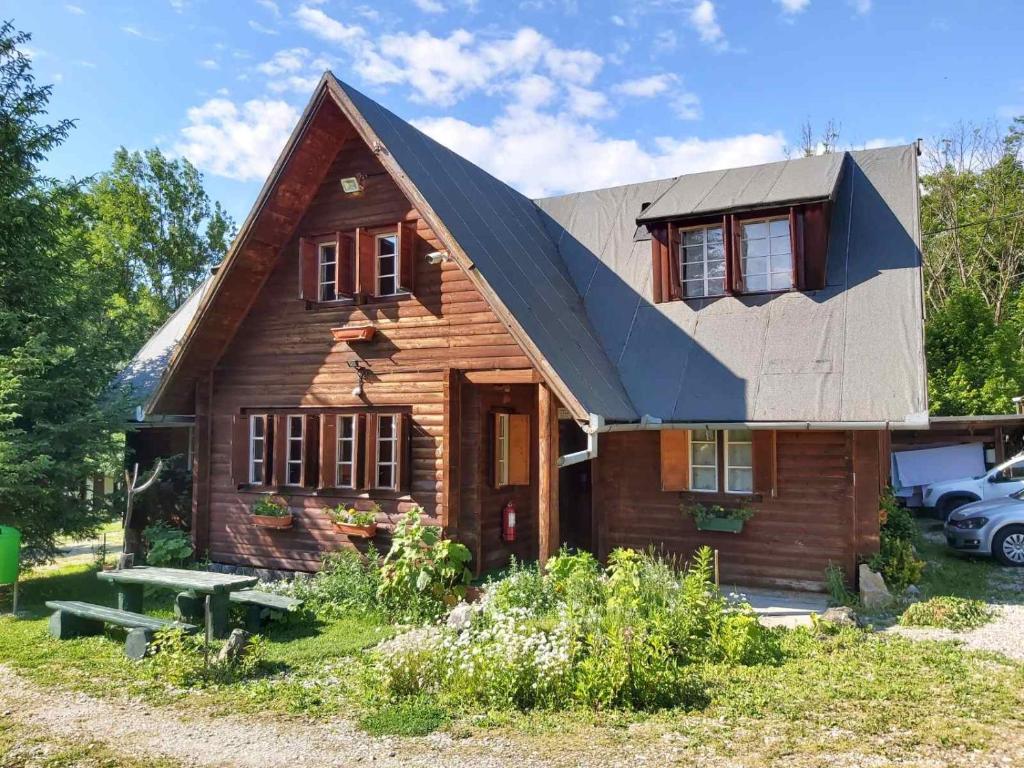 una casa in legno con tetto a gambero di Casa Edelweiss - Gyopár - Flore de colt a Rimetea