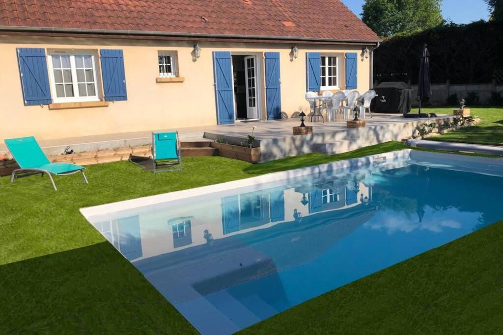 una casa con piscina en el patio en Maison privative 5 Ch. 12 Pers. Piscine chauffée, en Désertines