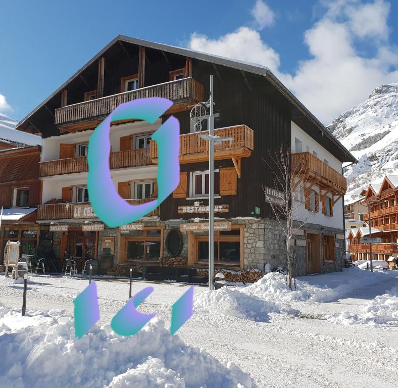 un bâtiment avec un panneau dans la neige dans l'établissement Cellier 4, à Les Deux Alpes