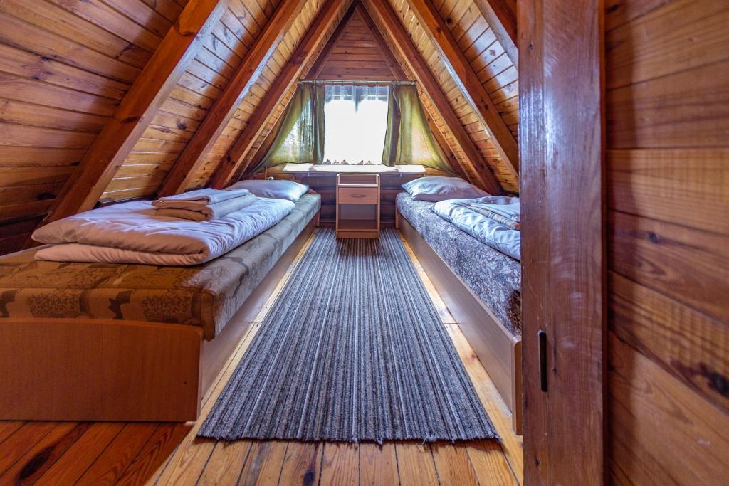 Postel nebo postele na pokoji v ubytování Domek Retro Karłów - Brda
