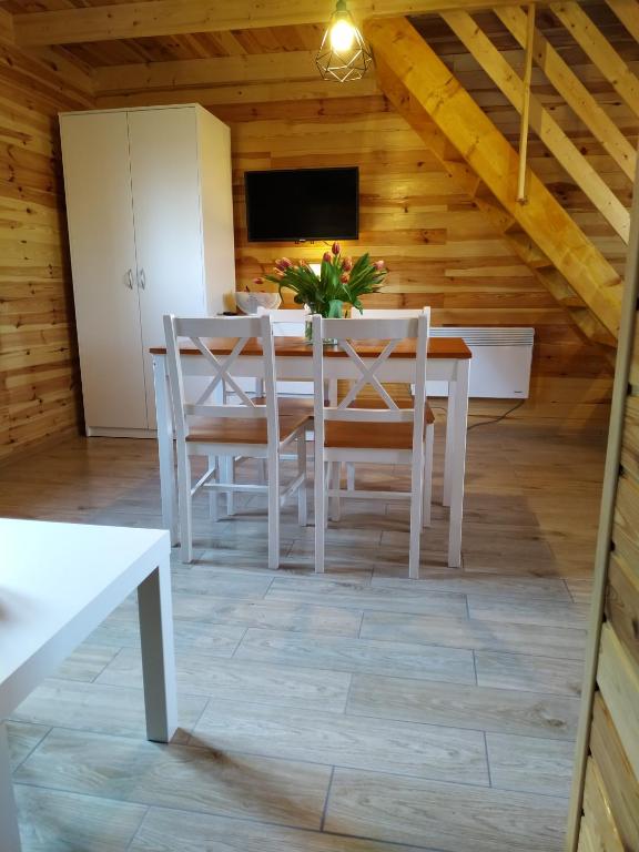 Telewizja i/lub zestaw kina domowego w obiekcie Domki Arkadia Mielno