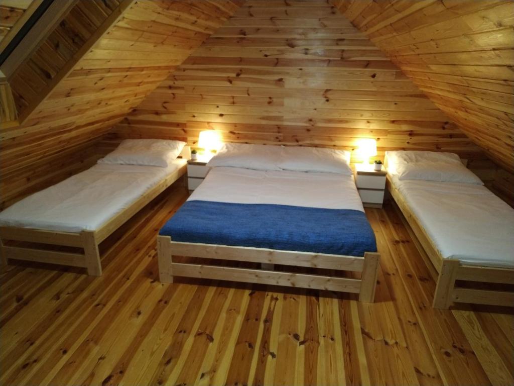 Łóżko lub łóżka w pokoju w obiekcie Domki Arkadia Mielno
