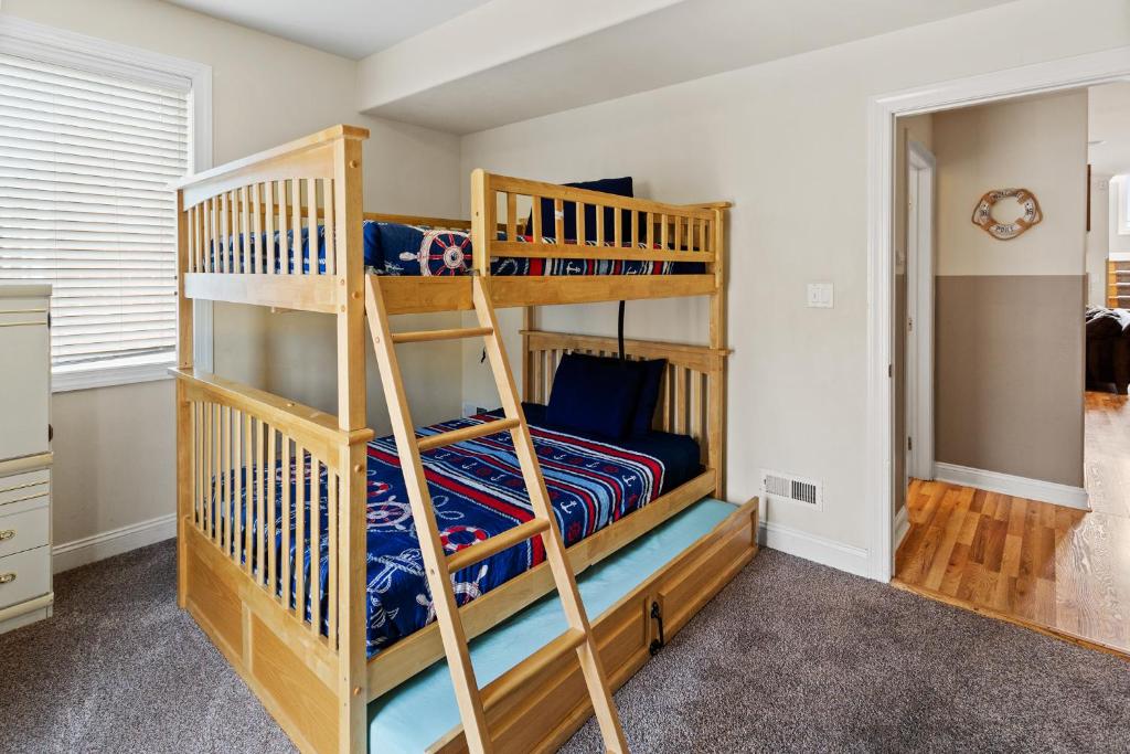 Postel nebo postele na pokoji v ubytování ❤️ The Top End Townhomes with Stunning Views On One-Of-A-Kind Rooftop Deck! WOW!