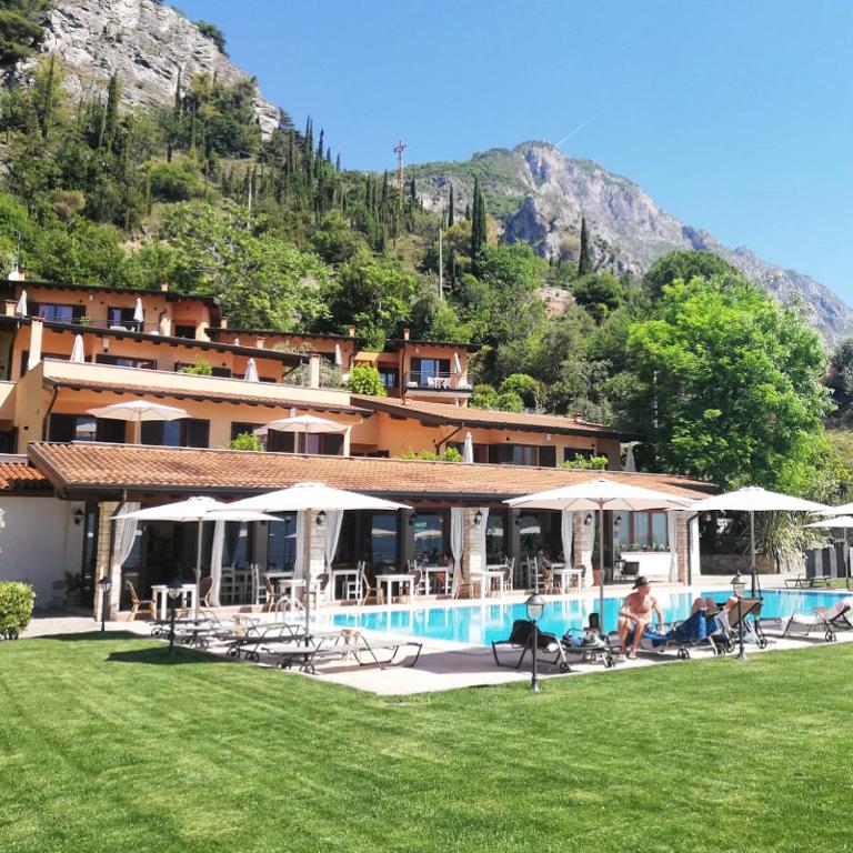 un resort con piscina e montagna di Residence Dalco Suites & Apartments a Limone sul Garda