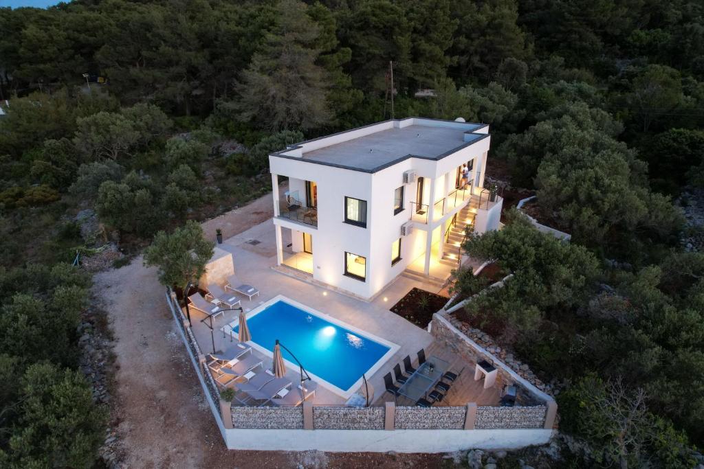 una vista aérea de una casa con piscina en Villa Parisa en Božava